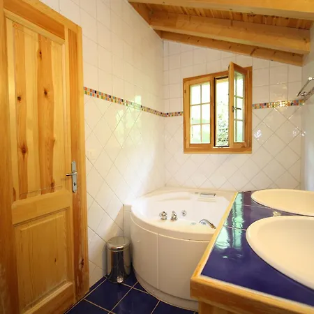 木屋 In Rhone Valley Near Lift